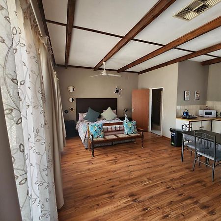 Midway Overnight Rooms Kimberley Esterno foto