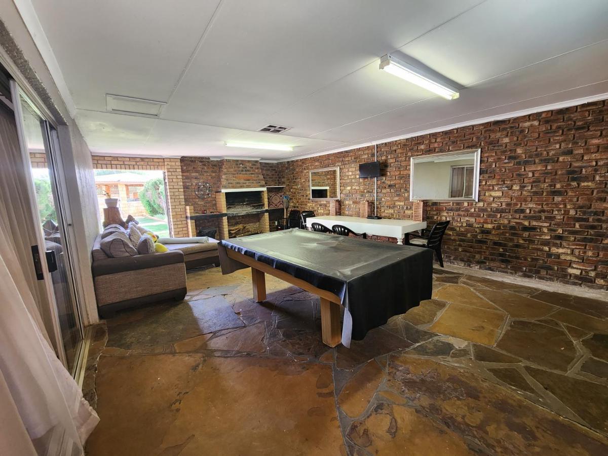 Midway Overnight Rooms Kimberley Esterno foto