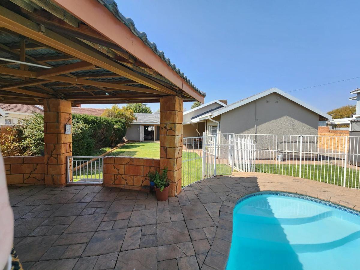 Midway Overnight Rooms Kimberley Esterno foto